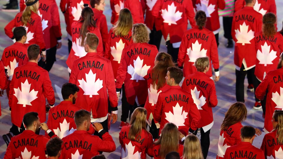 Plusieurs membres de la délégation canadienne à la cérémonie d'ouverture des Jeux de Rio en 2016.
