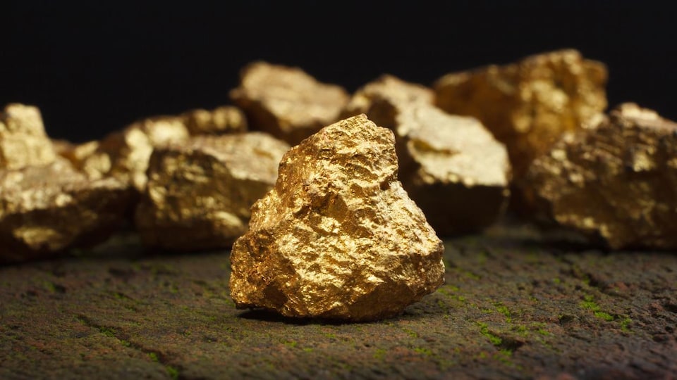 Plusieurs pépites d'or en gros plan.