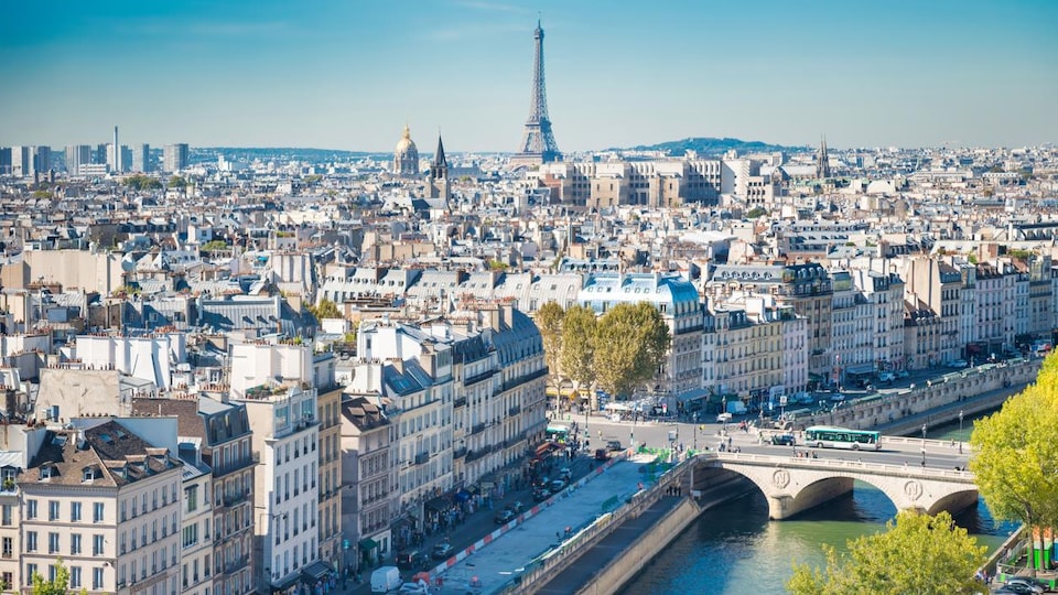 Vue aérienne de Paris, la Seine et la Tour Eiffel.