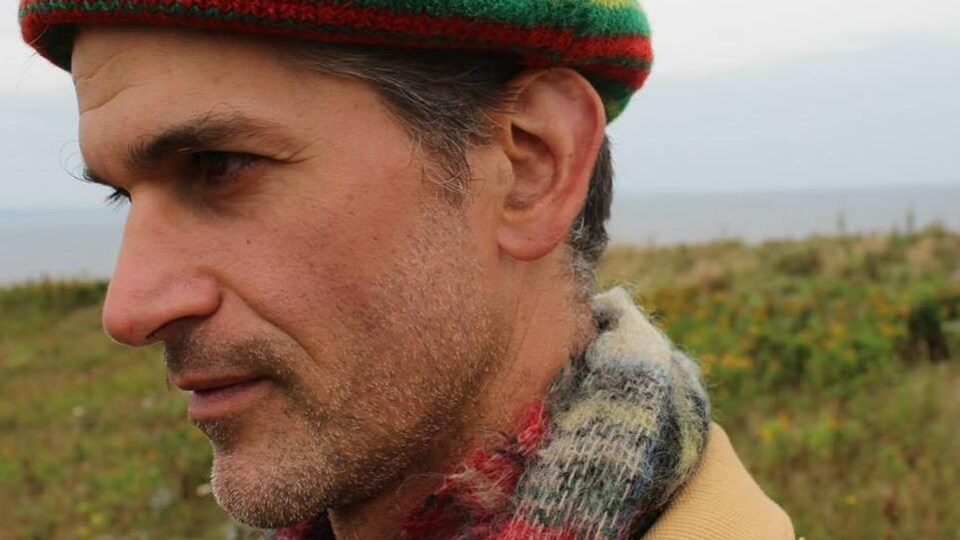 Patrice Fortier regarde au loin dans une plaine.