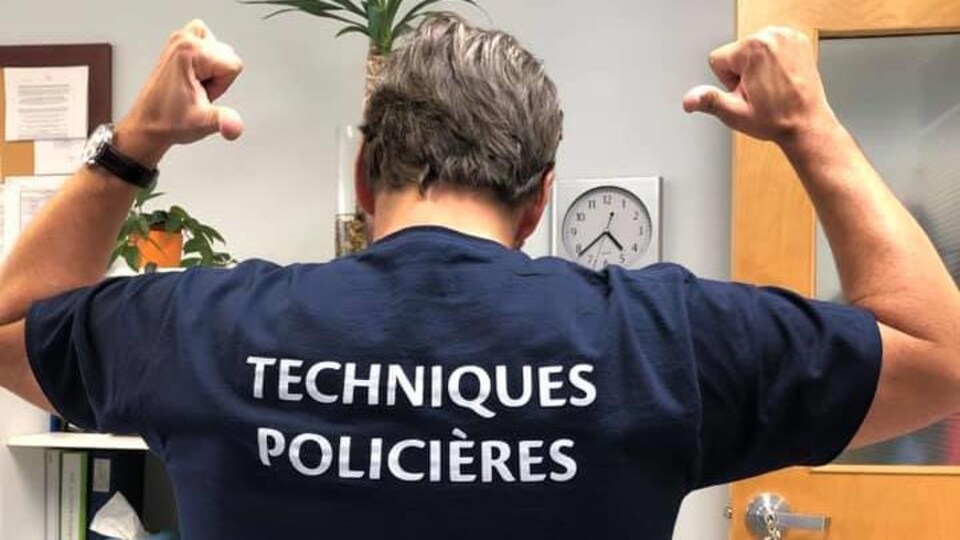 Photo de lui de dos qui porte un chandail avec l'inscription "Techniques policières".