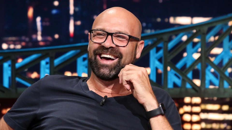 Le réalisateur, tout sourire, sur le plateau de l'émission Le beau dimanche.
