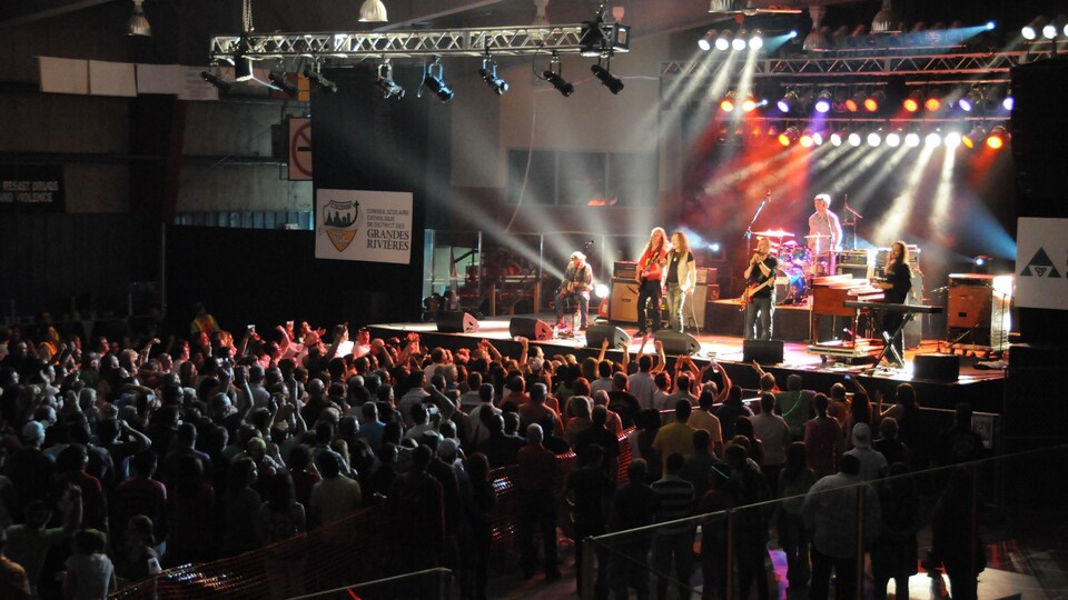 Offenbach en prestation à la Saint-Jean-Baptiste de Kapuskasing en 2011.