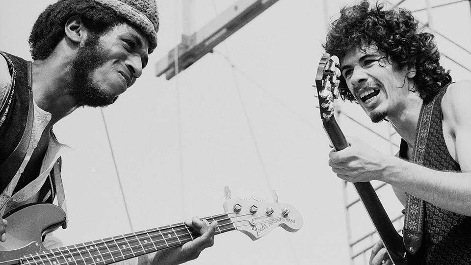 Le bassiste David Brown et le guitariste Carlos Santana au festival Woodstock, le 16 août 1969.