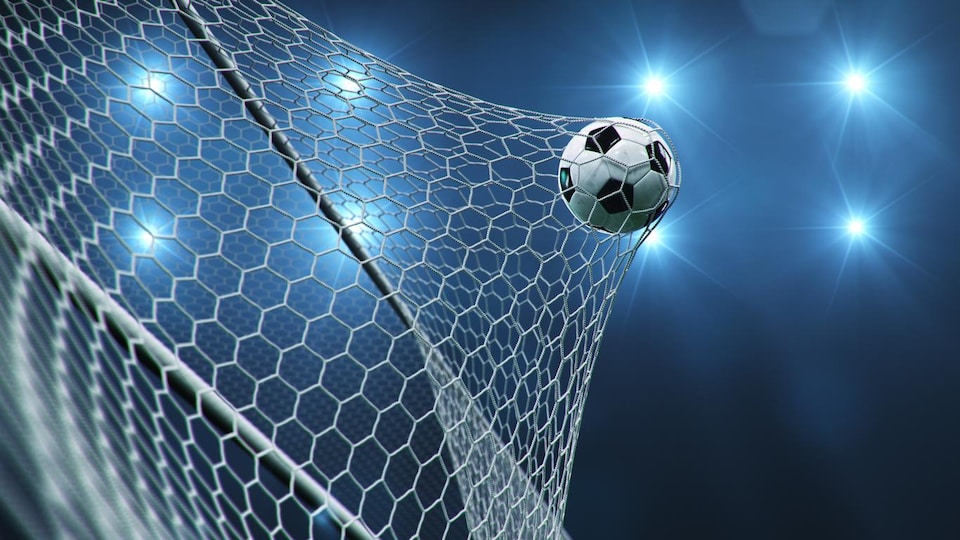 Image générique d'un ballon de soccer qui entre au fond d'un but et tend le filet. 