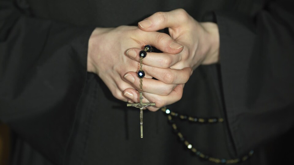 Une jeune sœur prie.
