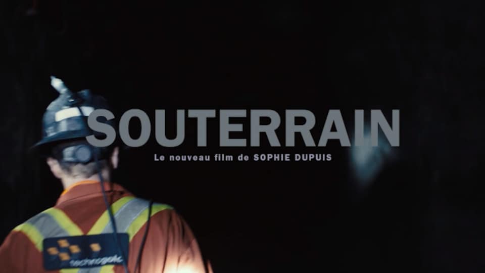 Un mineur de dos dans une mine avec l'inscription « Souterrain, le nouveau film de Sophie Dupuis »