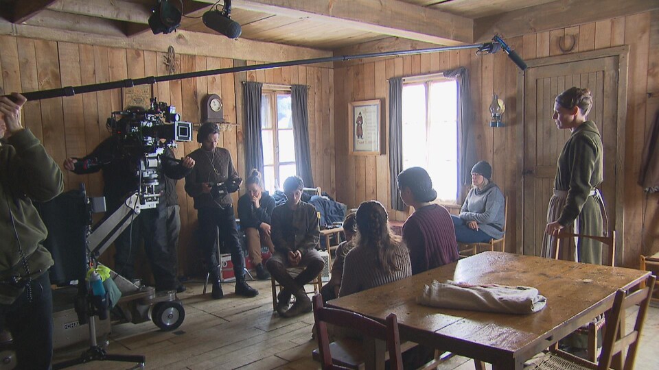 Une équipe de tournage dans une petite maison.