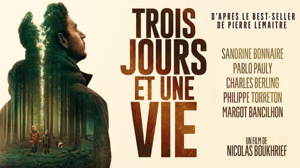 Le titre du film accompagné de la silhouette d'un homme et de celle de deux enfants.