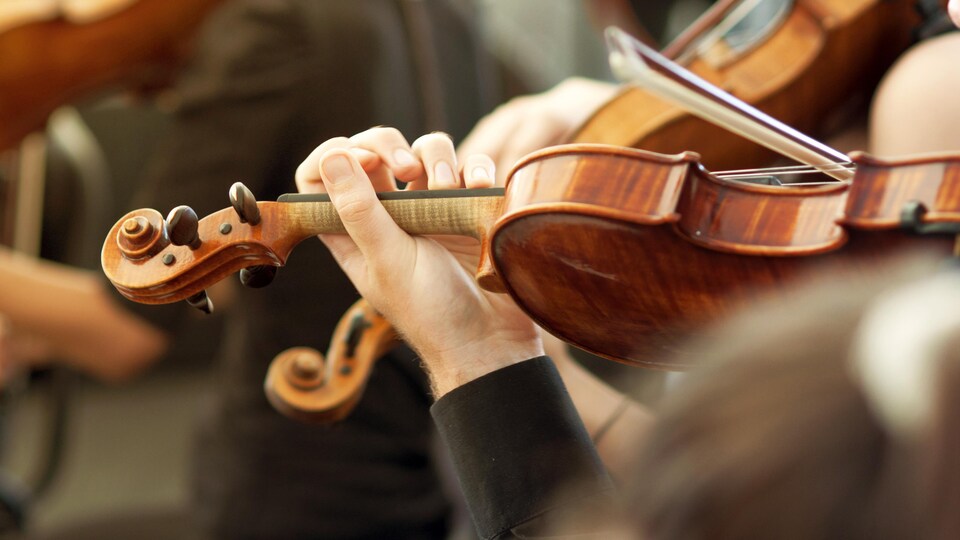 Une personne s'exerce au violon.