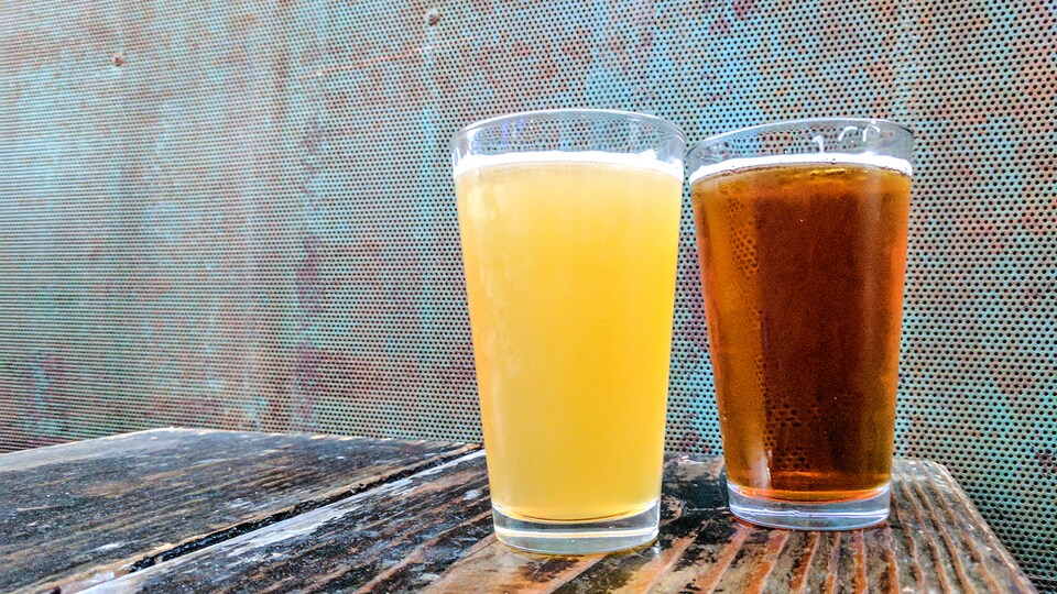 Deux bières, une blanche et une ambrée
