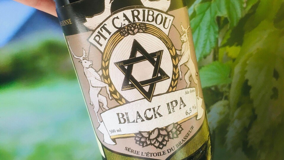 Une bouteille de bière de la microbrasserie Pit Caribou .