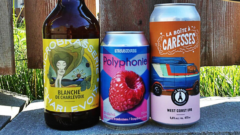 Trois bières posées sur le sol.