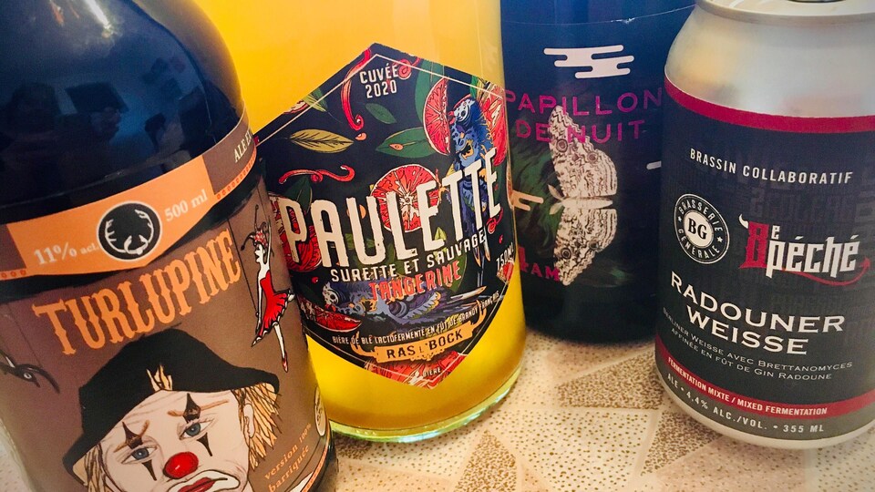 Quatre bières de microbrasserie .