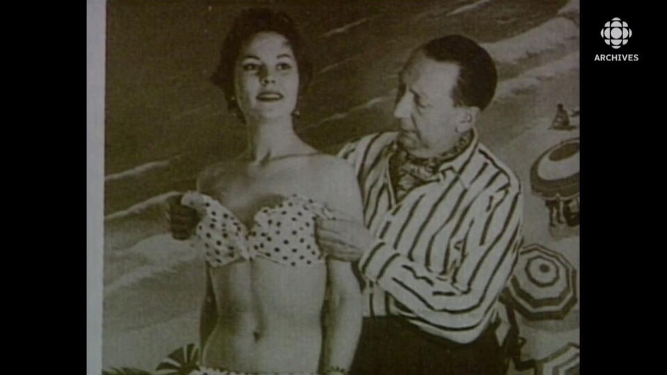 En 1946, Louis Réard, qui vient de créer le bikini, ajuste le maillot d'une mannequin.