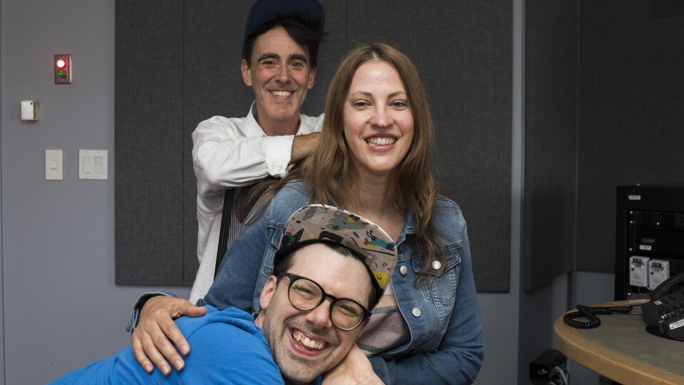 Biz, India Desjardins et Simon Boulerice posent pour la photographie.