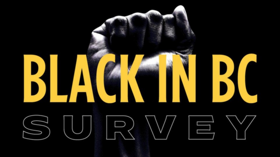 Affiche de promotion du sondage pour les personnes de descendance africaine en Colombie-Britannique. On y voit un poing levé et ce titre Black in BC Survey, jaune et blanc sur fond noir.