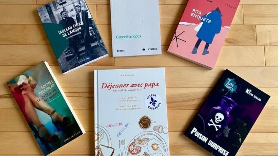 Six livres sur une table