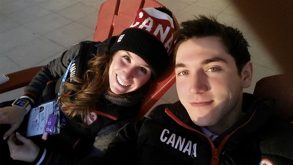 Ivanie Blondin et Vincent De Haître posent ensemble pour la caméra