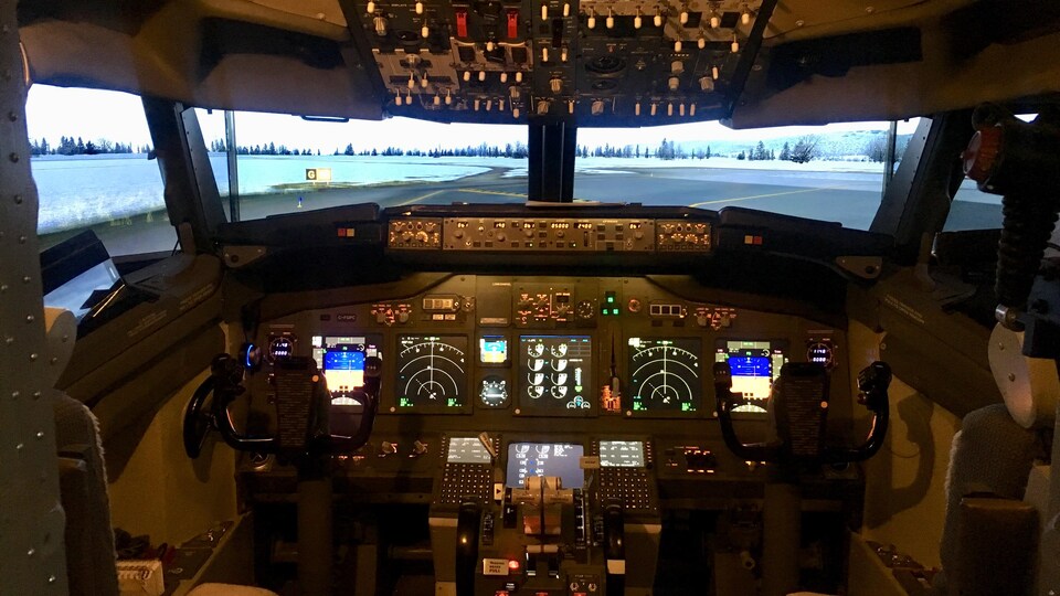 Vue intérieur d’un cockpit de Boeing 737