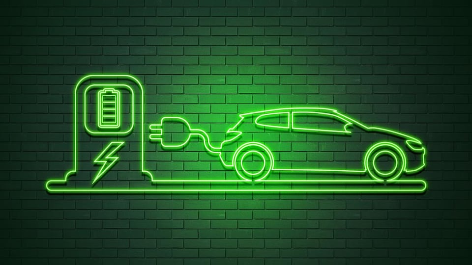 Un néon vert représente une voiture électrique qui recharge à une borne.