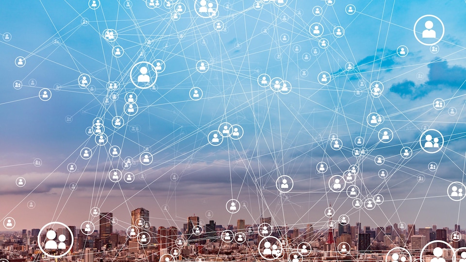 Des connexions illustrées sur le ciel d'une grande ville.