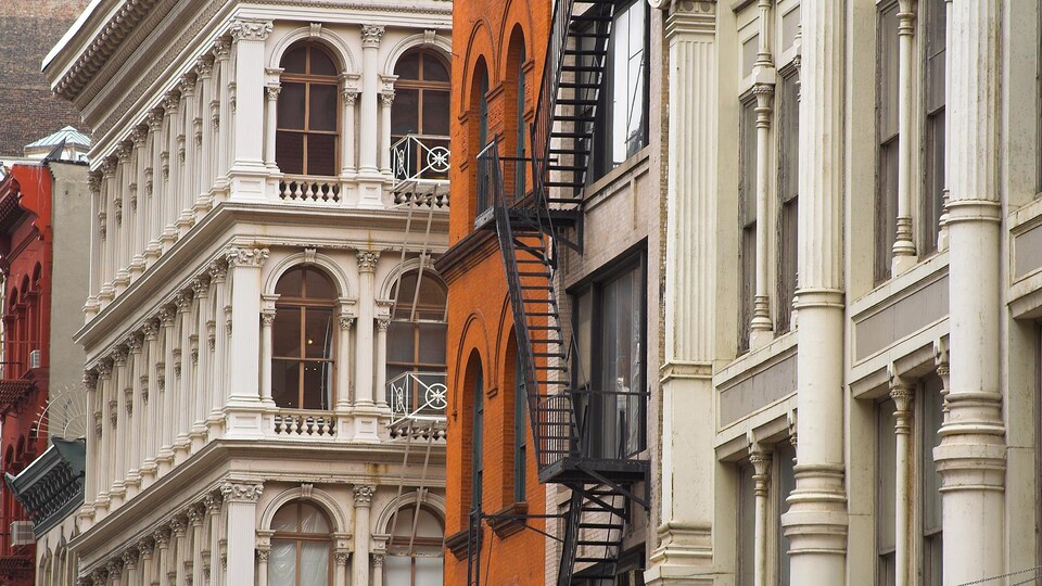 Des lofts dans une ville.