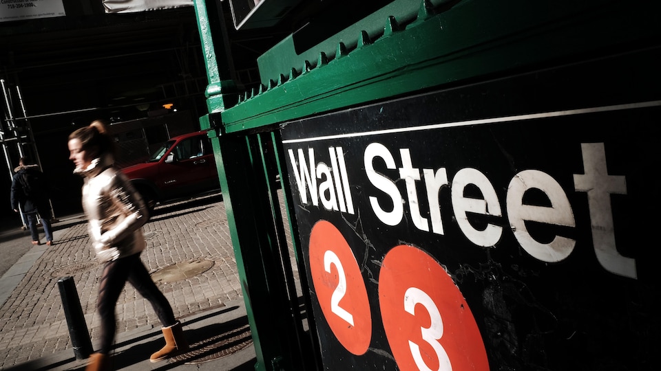 Une affiche à New York indique l'entrée d'une bouche de métro de Wall Street.