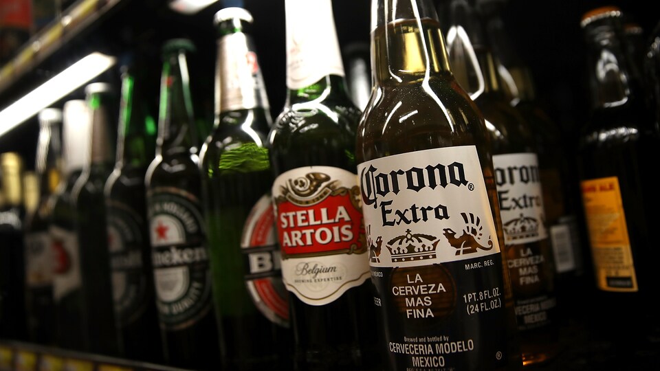 Des bouteilles de bière alignées sur une étagère