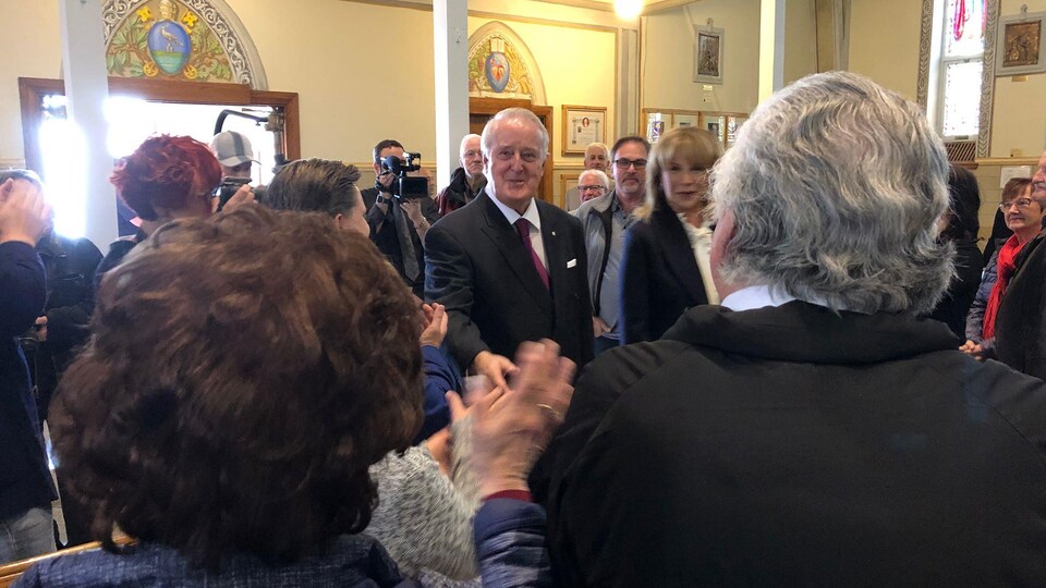 L'ex premier ministre Brian Mulroney à l'église Ste-Amélie de Baie-Comeau