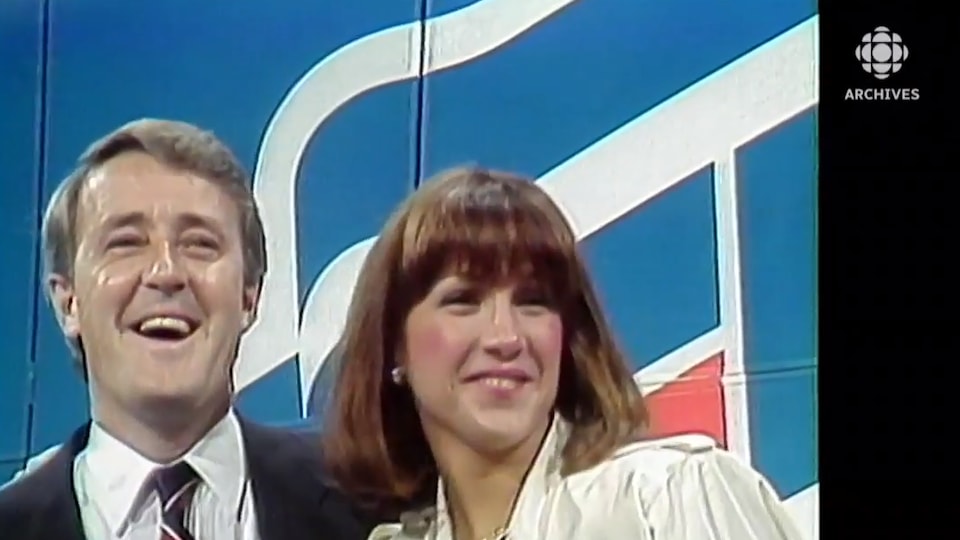 Brian Mulroney savourant sa victoire électorale avec son épouse Mila Mulroney. 