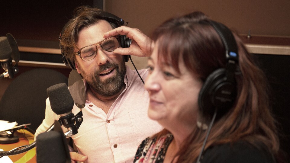 Bruno Marcil, derrière à gauche, lève ses lunettes, et Marie-Josée Bastien a les yeux plein d'eau.