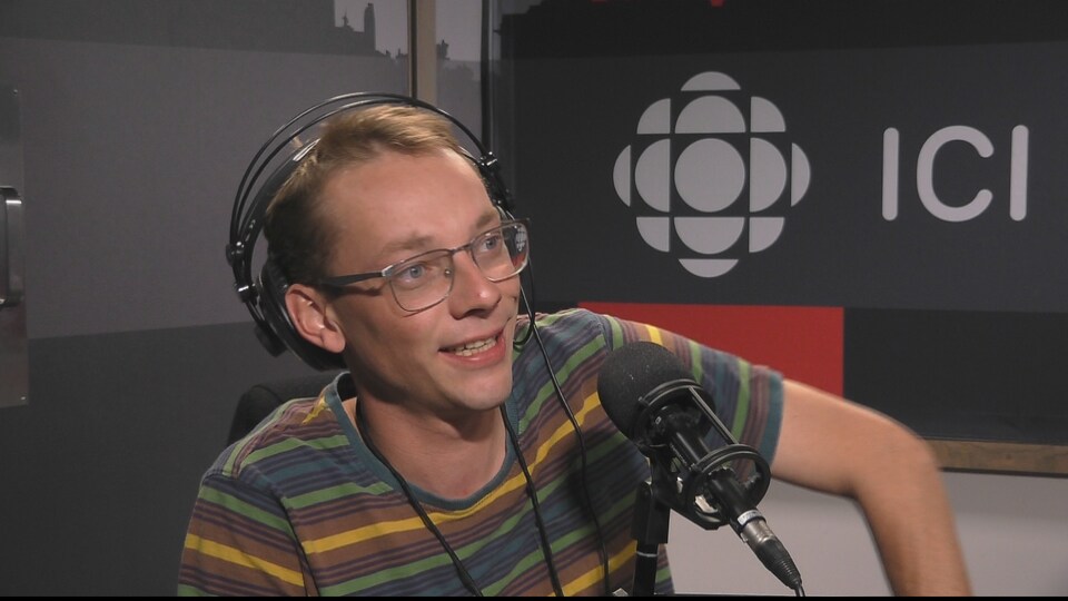 Byrun Boutin-Maloney, alias Lord Byrun, dans le studio de l'émission Point du jour.