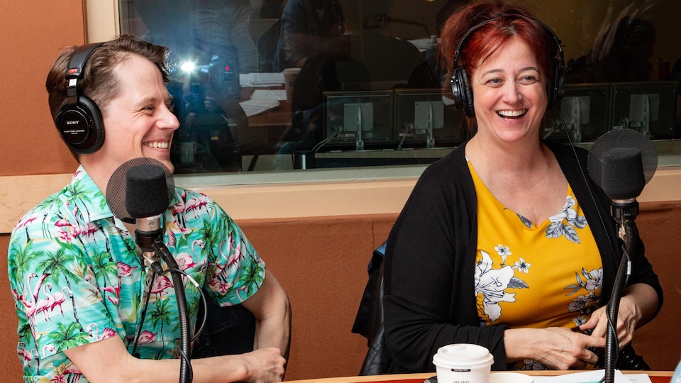 Les deux comédiens sourient franchement au micro de l'émission.