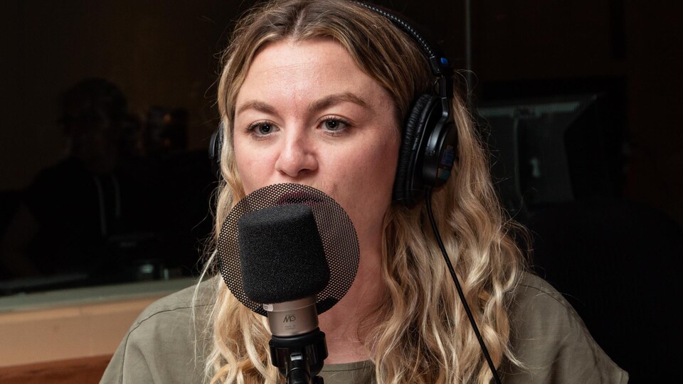 La blonde chanteuse explique sa pensée à l'animatrice.