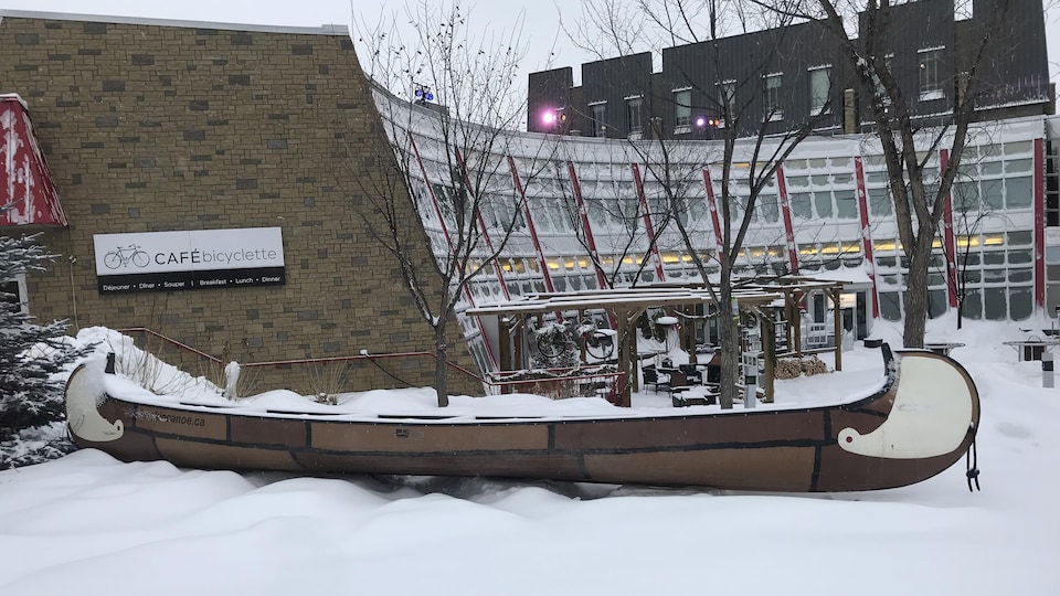 Un canoe géant devant la Cité francophoen d'Edmonton
