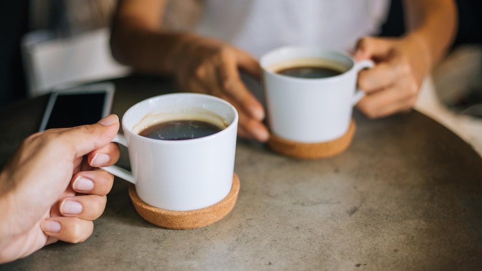 Deux tasses de café sur une table. 