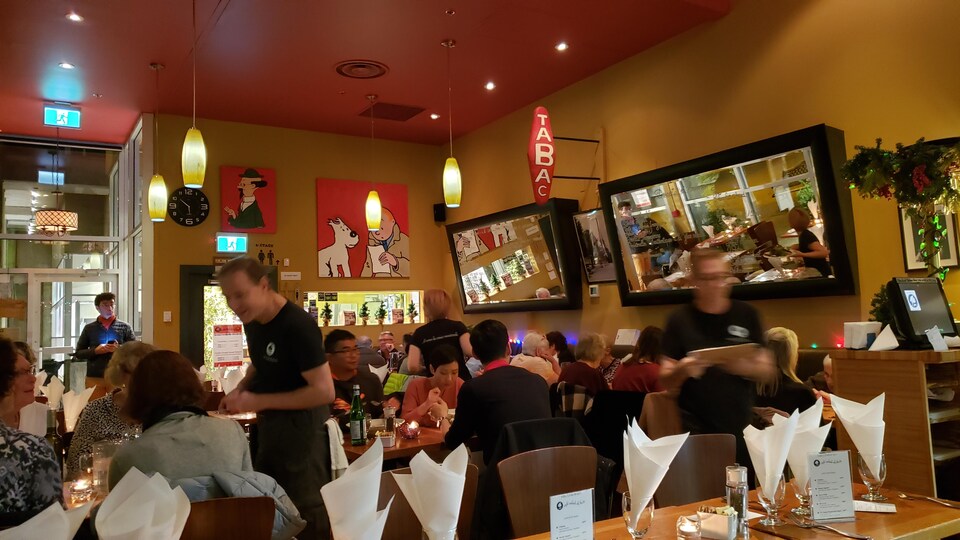 scèene dans un restaurant avec serveurs clients et décor français