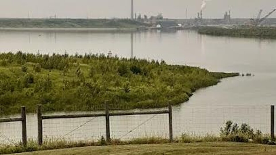 Installations de la pétrolière Syncrude en pleine nature à Fort McMurray.