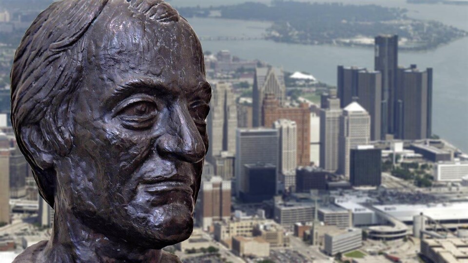 Montage photo : statue de bronze de Gabriel Richard superposée sur une photo du centre-ville de Detroit.