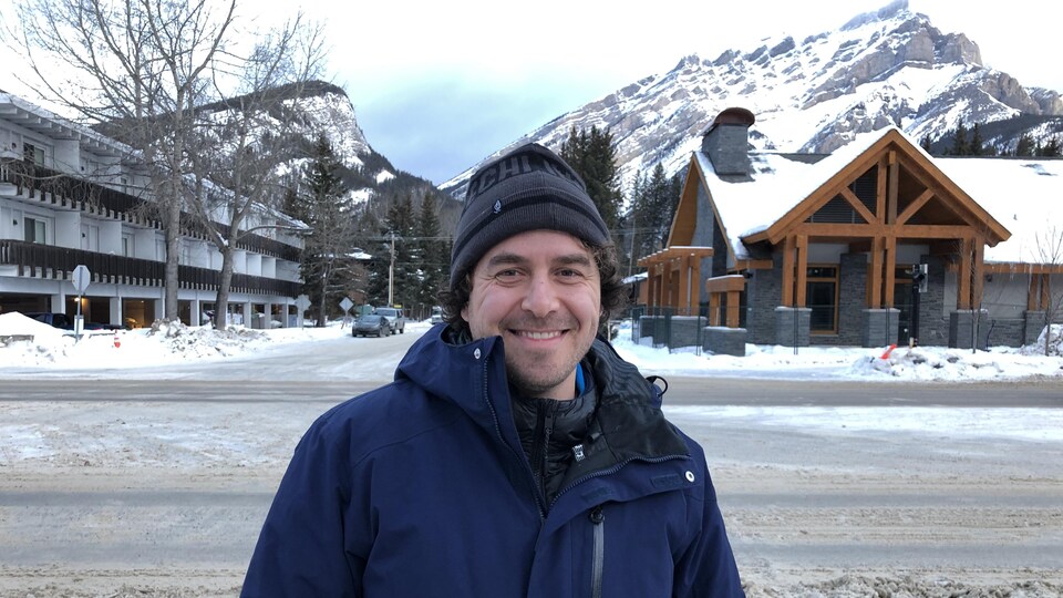 Pierre-Olivier Trempe dans une rue de Banff, en hiver.