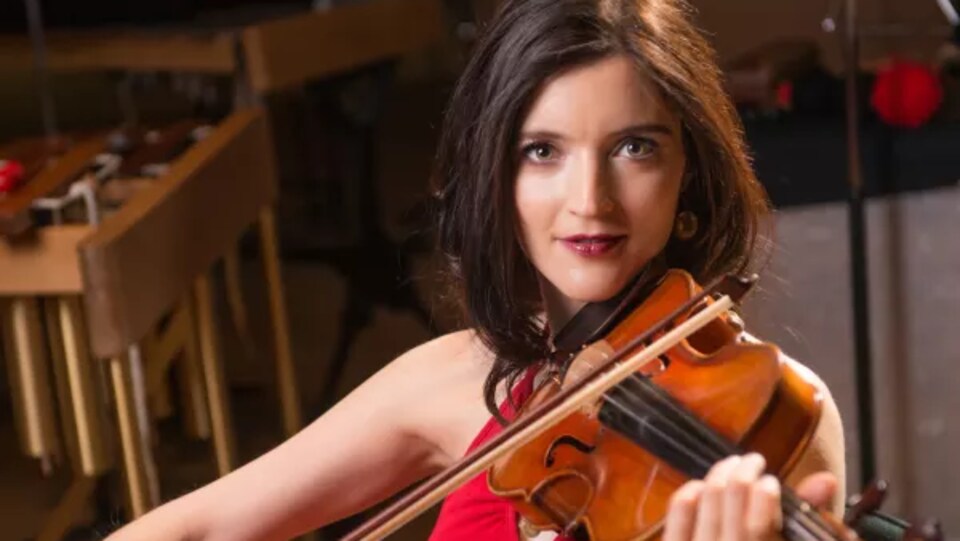 Virginie Gagné jouant du violon.