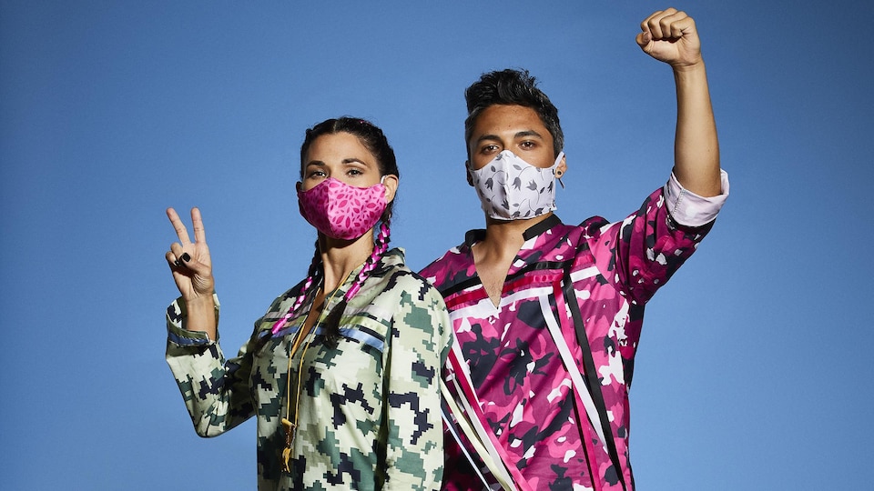 Deux mannequins portent les vêtements de la collection Calico & Camouflage.