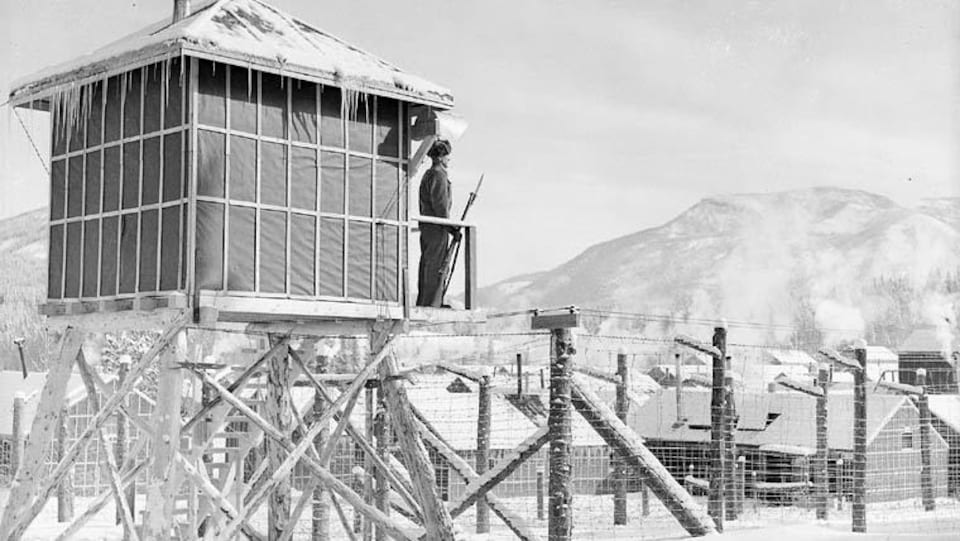 Un garde dans une tour d'un des camps de prisonniers en Alberta.