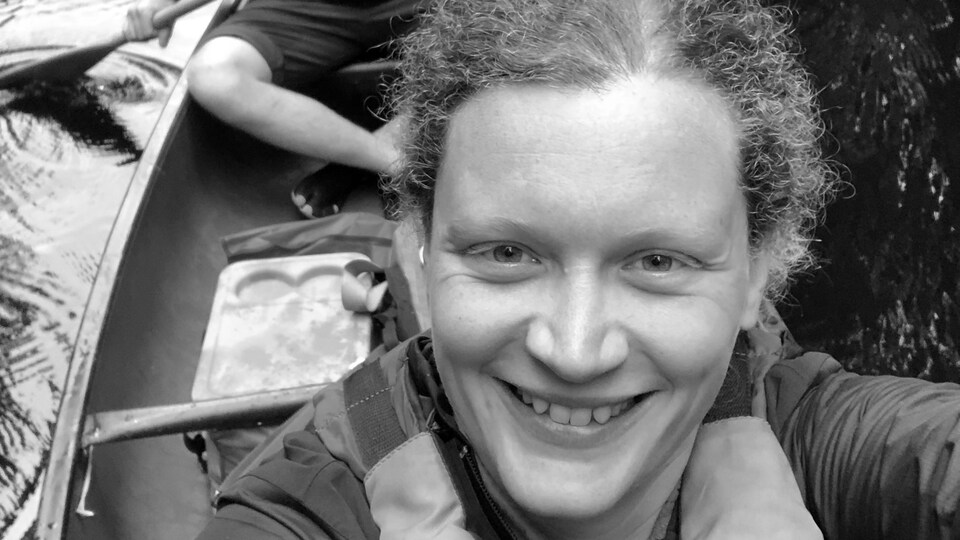 Camille Estival en randonnée en canoë.