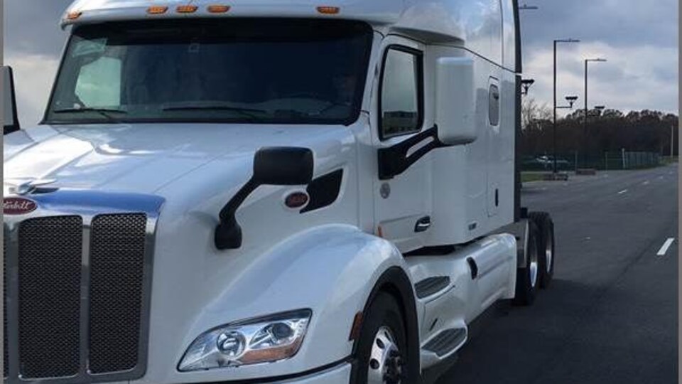 Un camion de transport blanc.