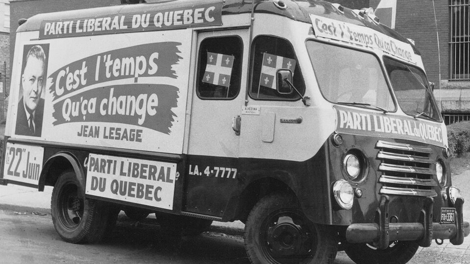 Un véhicule publicitaire du Parti libéral du Québec pendant la campagne électorale du printemps 1960