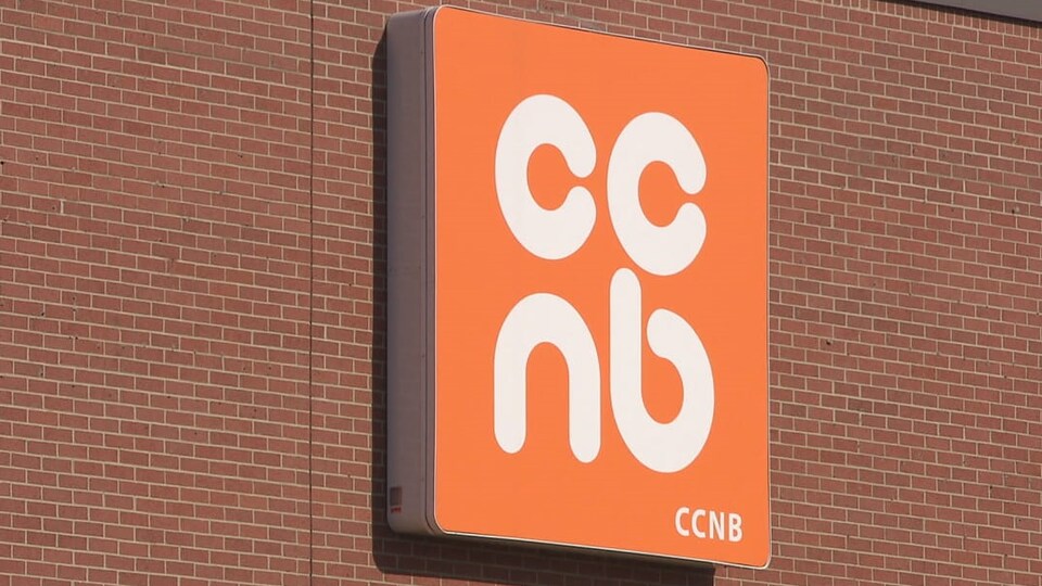 Lise Ouellette conseille aux membres de la direction du Collège communautaire du Nouveau-Brunswick de trouver des moyens de fonctionner plus respectueux de la communauté.