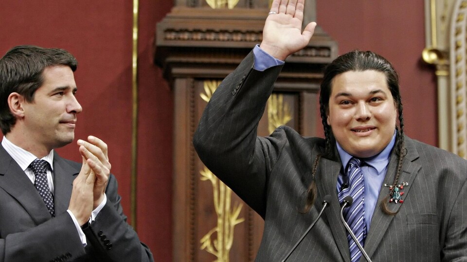 Alexis Wawanoloath est assermenté lors d'une cérémonie mercredi 25 avril 2007 à l'Assemblée nationale du Québec, accompagné du chef du PQ, André Boisclair.