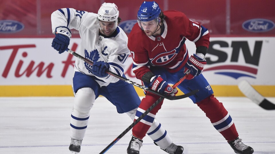 John Tavares, des Leafs, et Josh Anderson, du Canadien, se disputent la rondelle.